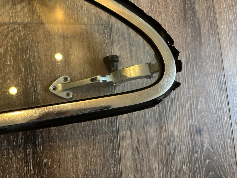 Porsche 356A DR side 1/4 Window w Hinges 1956 1957 1958 1959 1960 1961 1962 1963 Foto 2 de 4