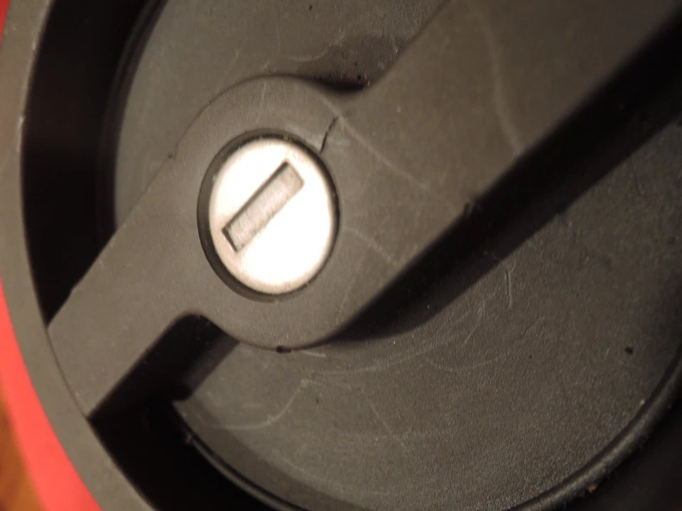 ALFA ROMEO MILANO Usado ORIGINAL CUELLO DE LLENADO DE COMBUSTIBLE y su Tapa Bloqueada SIN Llave Foto 3 de 4