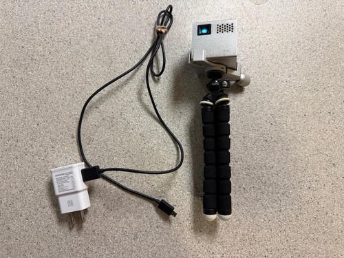 RIF6 Cubo Móvil Mini Micro Proyector Cubo con TRÍPODE Y CABLE. SIN MANDO A DISTANCIA