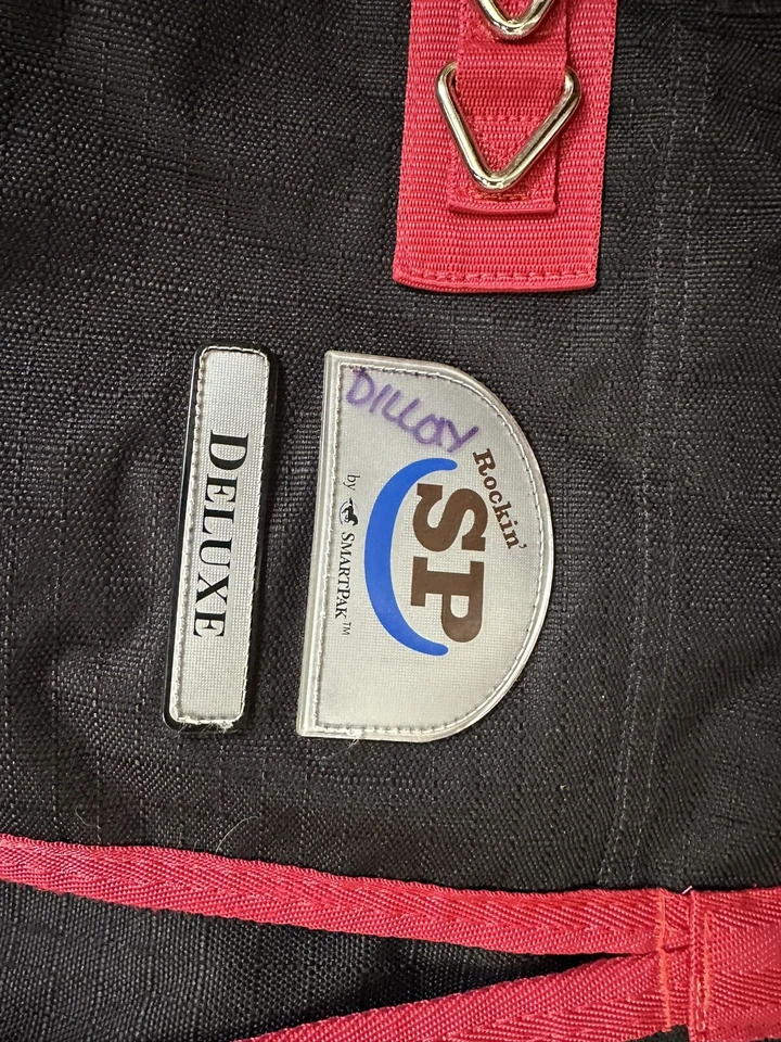 Hoja Rockin SP Turnout de Smartpak. Talla 74 Negro Con Borde Rojo/Blanco Foto 2 de 4