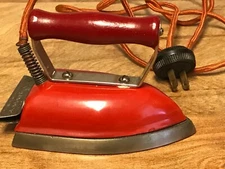 VINTAGE LADY DOVER GIRLS ELECTRIC IRON model No. 186 Red Hood