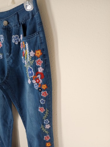 Jeans donna blu ricamato con fiori tg. Fondo a campana 28X30 5 tasche - Foto 6 di 14