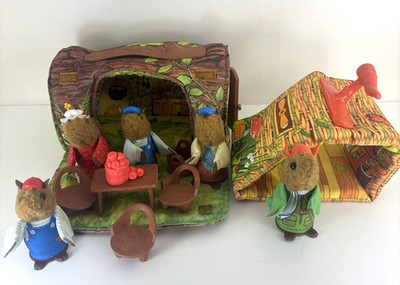 VINTAGE 1979 Fisher Price Woodsey Squirrel Family Playset Log