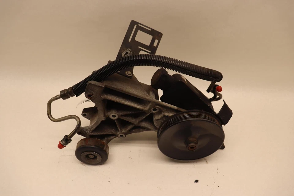 2001-2002 CHEVY TAHOE 4X2 MOTOR DE BOMBA DE DIREÇÃO HIDRÁULICA COM SUPORTE DE MONTAGEM FABRICANTE DE EQUIPAMENTO ORIGINAL - Imagem 2 de 4