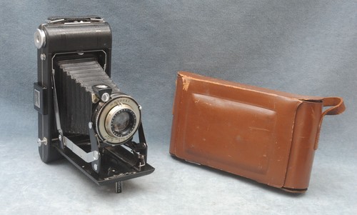 KODAK VIGILANT SIX-16 FOTOCAMERA PIEGHEVOLE CON CUSTODIA IN PELLE - Foto 1 di 4