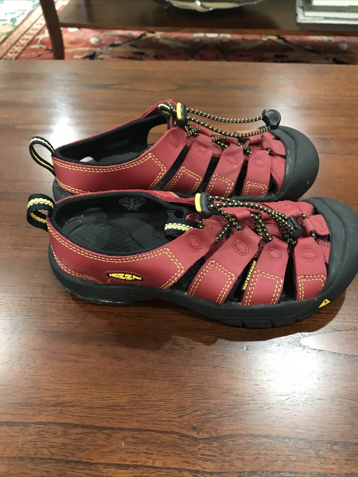 Scarpe sandalo acqua KEEN Newport H2 bambino o ragazza più grande 4 punta chiusa rosso