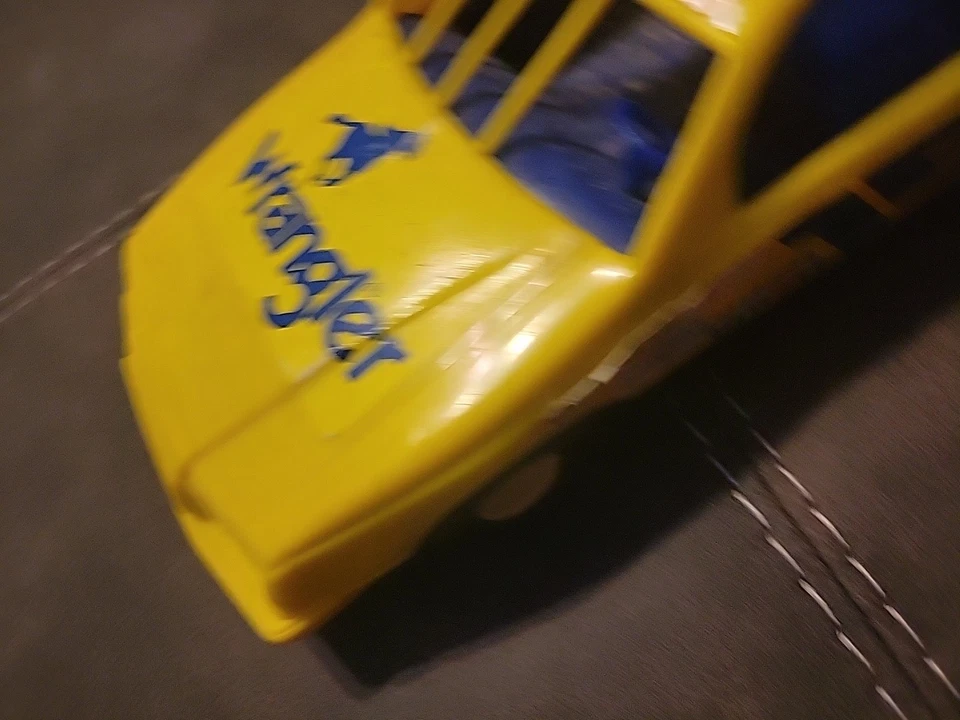 Coche de juguete de plástico Ertl 1983 Dale Earnhardt Foto 2 de 4