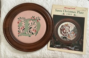 Vtg.Sudberry House Crown Plate Wood Needlework Display 11.25" Round 8” Opening