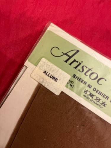 Vintage 1970’s Aristoc Cotswolds nylon stockings. Vintage 10.5-11 Shade - Allure - Picture 6 of 7
