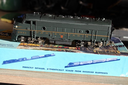 Locomotora diésel Mantua F7-A escala HO Pennsylvania, verde #9821 | Zustand: Used