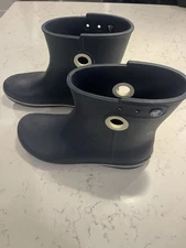 Crocs Jaunt Shorty Womens Sz 10 Navy Blue Boots Waterproof Shoes Rain Snow EUC