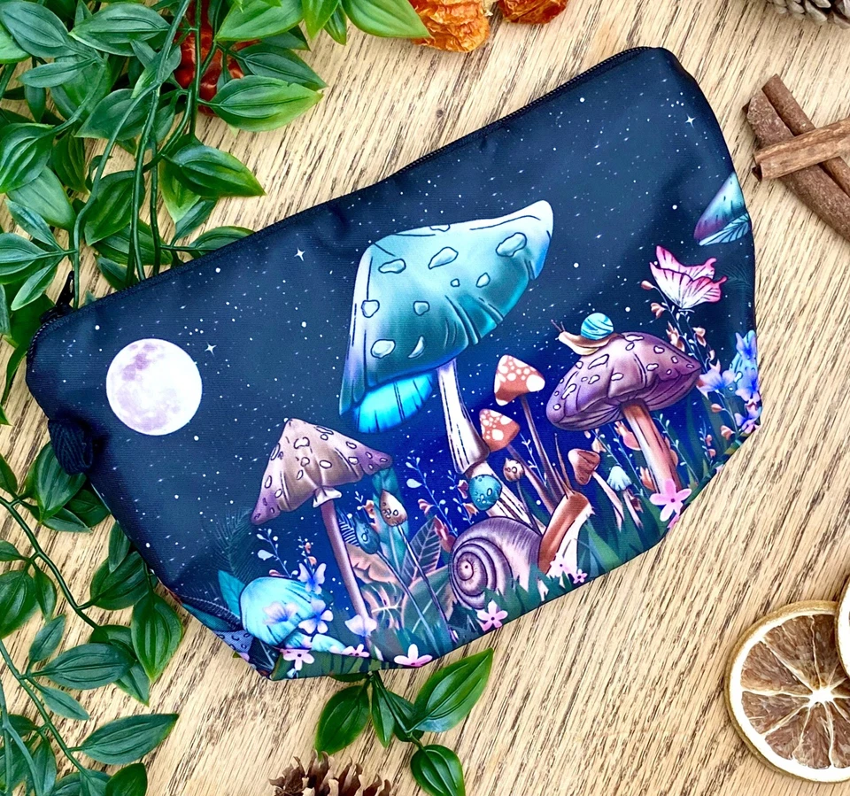 BOLSA CON CREMALLERA MOONLIT HONGOS, MAQUILLAJE, ARTÍCULOS DE TOCADOR, ESTUCHE LÁPIZ, BOLSA DE CRISTAL Foto 4 de 4