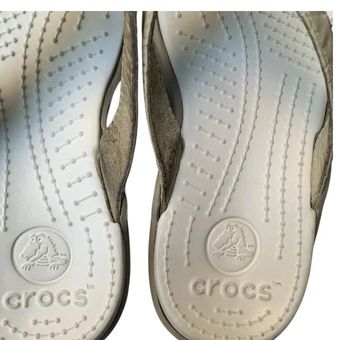 Chanclas Crocs Clásicas Color Tostado Neutro Claro y Comport Talla 6 Foto 3 de 4