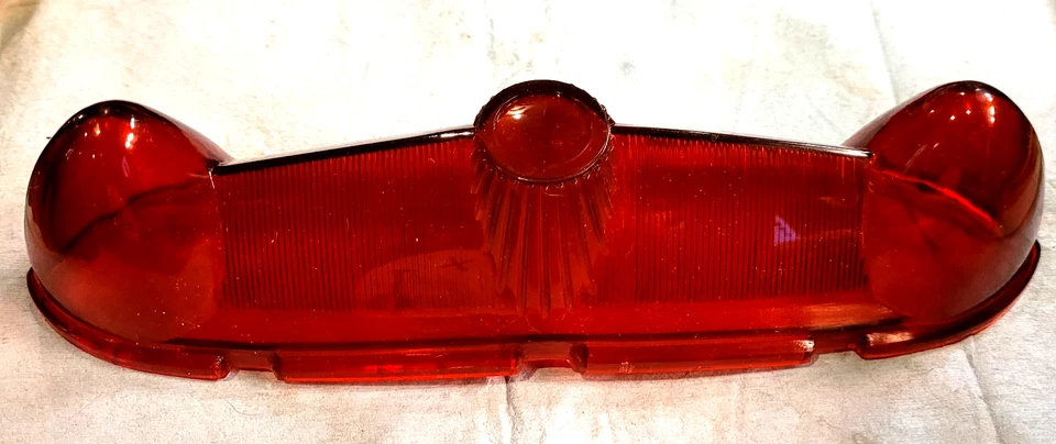 Lente de luz trasera de freno roja, lado izquierdo o derecho para automóvil de pasajeros Ford 1951 N.O.S. Foto 2 de 4