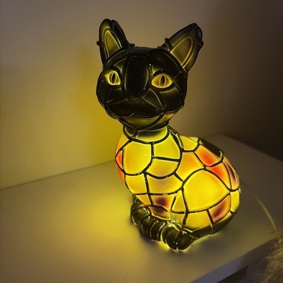 Tiffany Stil Buntglas Optik schwarze Katze Neuheit Tisch Nachttischlampe USB 6,5''