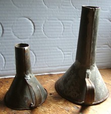 2 Entonnoirs Anciens en métal