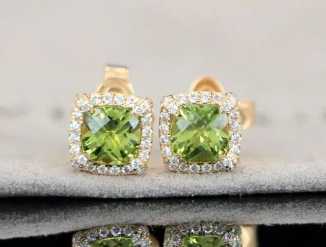 Brincos de halo peridoto verde simulado corte almofada folheados a ouro amarelo 14k - Imagem 3 de 4