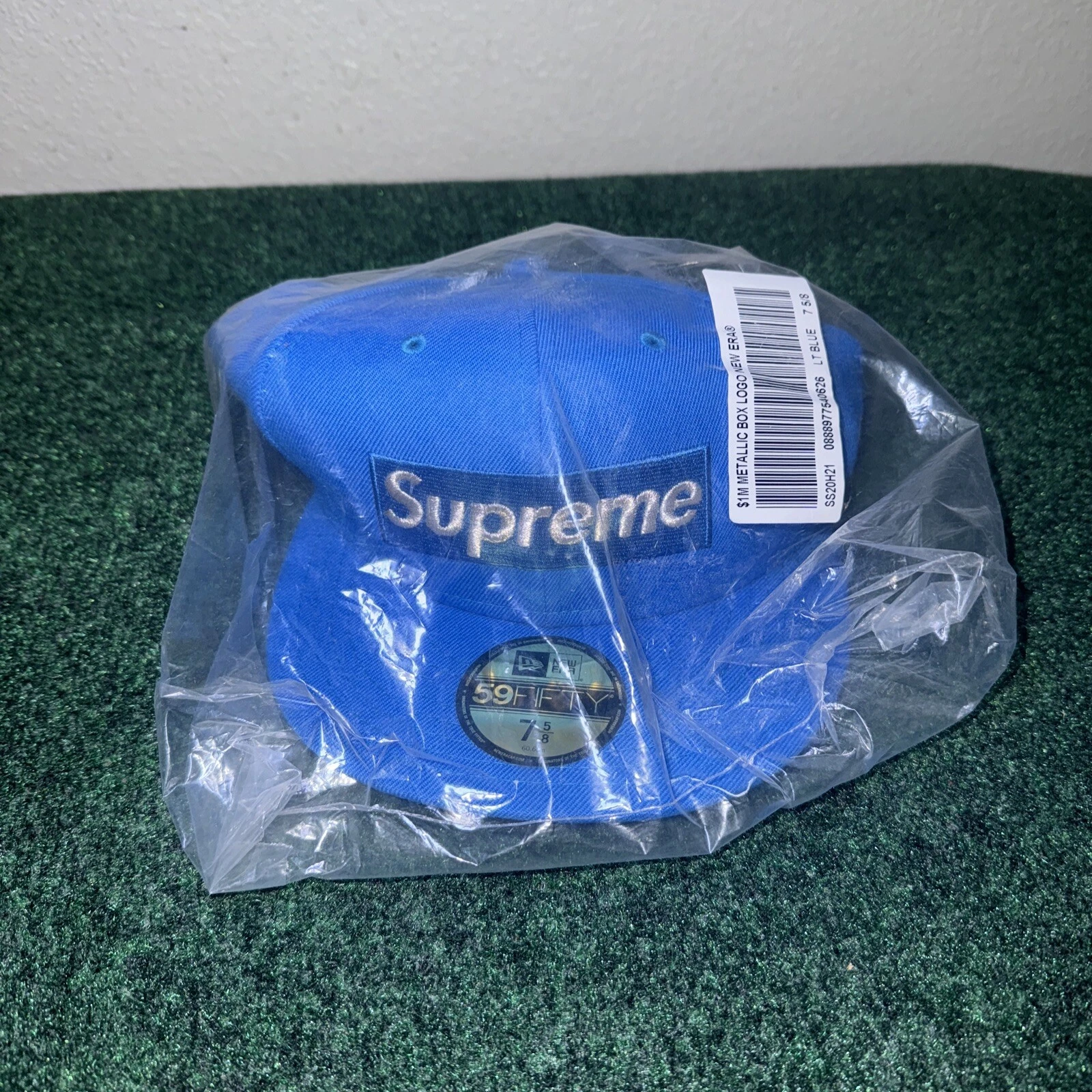 Logo boîte métallique Supreme 1 M$ nouvelle ère « bleu clair » taille 7 5/8 neuve (SS20)
