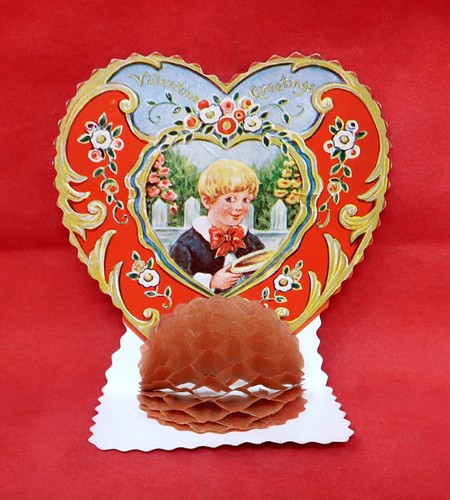 Biglietto di auguri per fisarmonica pieghevole San Valentino c1930, ragazzo che indossa cravatta con fiocco - Foto 1 di 3