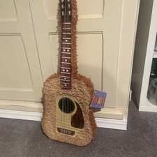 Piñata en forma de guitarra para llenar con caramelo para fiesta de cumpleaños niños o barbacoa