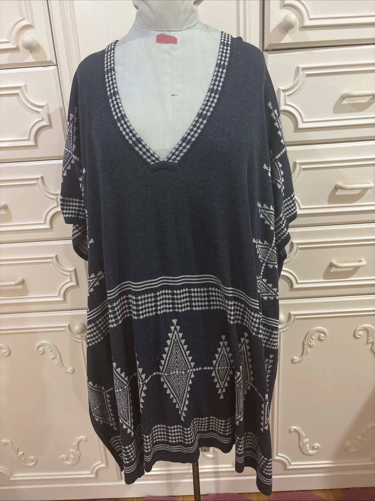 PERUVIAN CONNECTION GEOMETRIC PRINT KNIT PONCHO SWEATER ONE SIZE TASSEL DESIGN