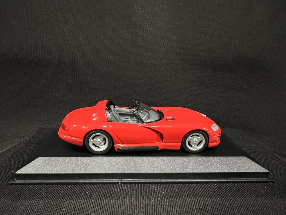 Paul’s Model Art Minichamps Dodge Viper Roadster from 1993 in Red 1:43