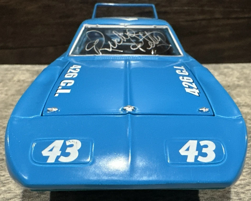1970 Richard Petty Plymouth Superbird Autographed 1/24 Racing Champions NASCAR - Image 3 of 4