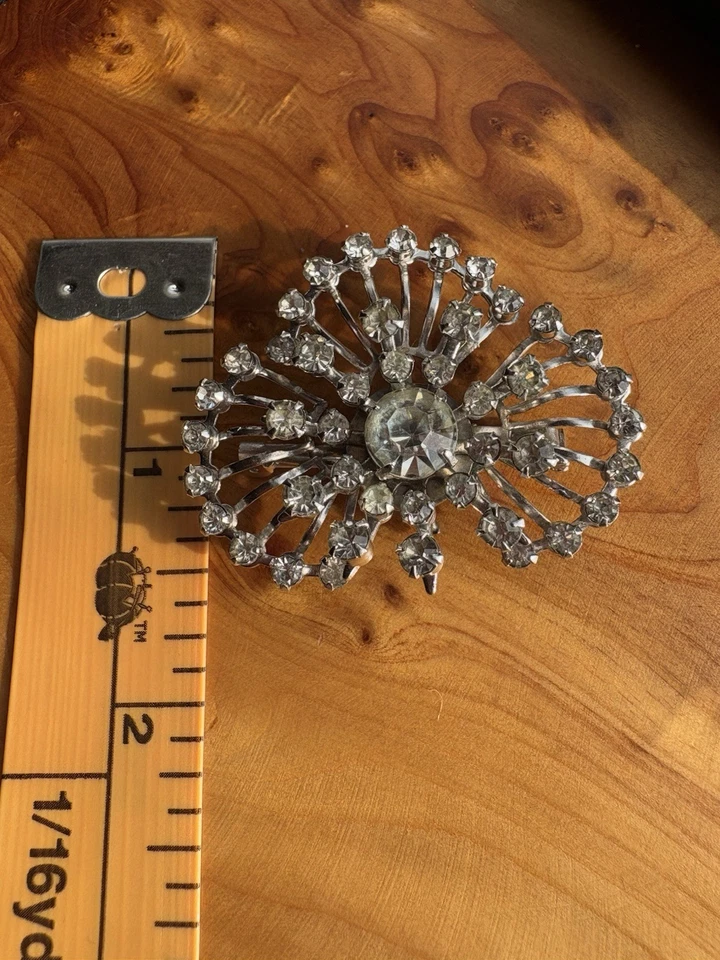 ART DECO STYLE RHINESTONE JEWELED STARBURST SILVER TONE BROOCH - Image 4 of 4