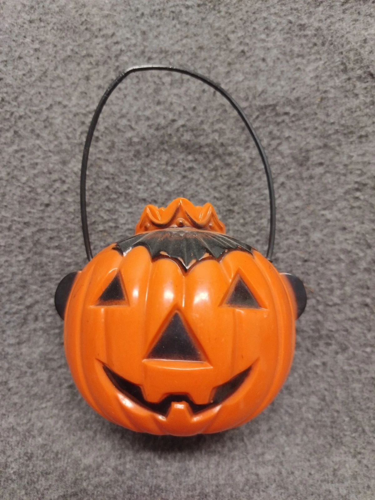 VINTAGE HALLOWEEN ROSBRO 3'' HARD PLASTIC QUEEN CANDY CONTAINER -Detached Handle