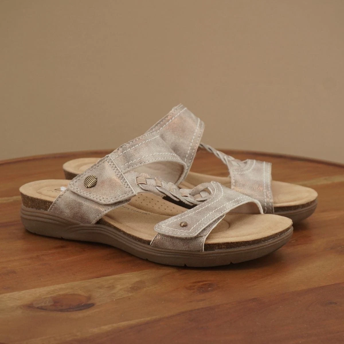 Sandali Clarks April Raelyn comodi slide cinturini intrecciati beige lucido 7 5 W