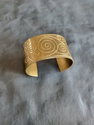 Bracelet Manchette en Laiton Ouvert Orné de Volutes Signé CCB Vintage - Photo 1/4