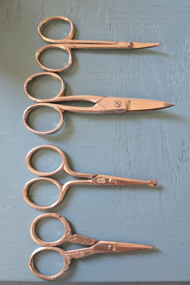 JUEGO DE 4 TIJERAS DE COSER VINTAGE CON ESTUCHE DE CUERO ANTIGUO 3 ACERO ALEMANIA Y 1 MÁS Foto 3 de 4