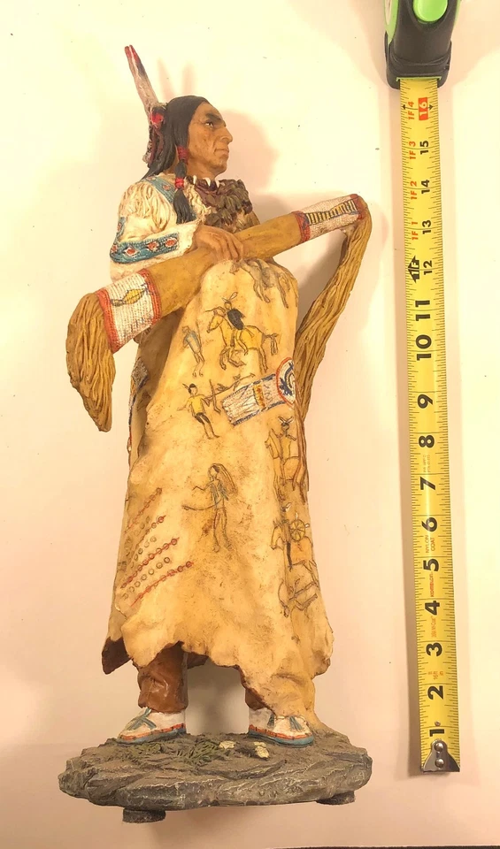 ESTATUA DE JEFE INDIO NATIVO AMERICANO DE COLECCIÓN CON BASTÓN CEREMONIAL DE PLUMAS. Foto 2 de 4