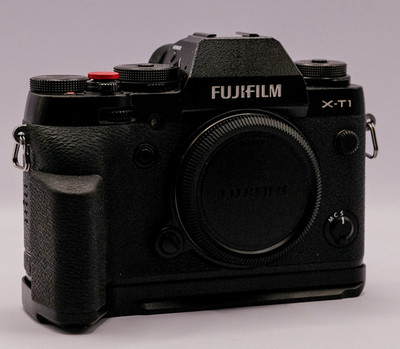 Fujifilm X-T1 -schwarz-1327 Auslösungen-orig. Batteriegriff-orig. Handgriff-OVP