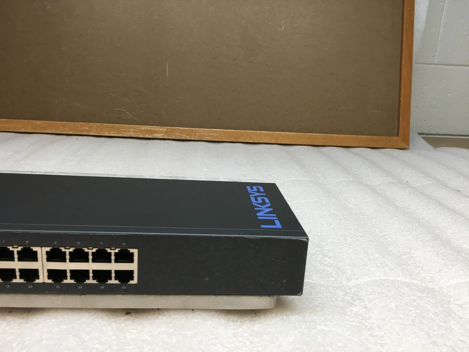 Linksys SE3024 Metallic 24-Port Gigabit Ethernet Switch No Rack Ears or PWR Cord - Image 3 of 4