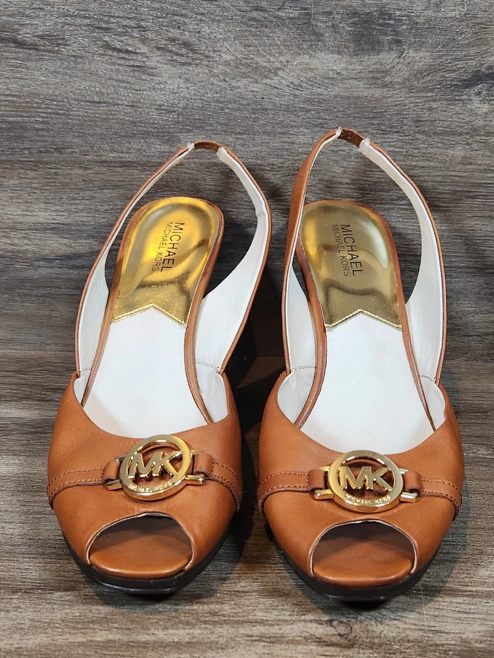 Michael Kors Eslinga Trasera Cuña Cuero Marrón Dorado MK Logo Medallón Talla 10 M Foto 2 de 4