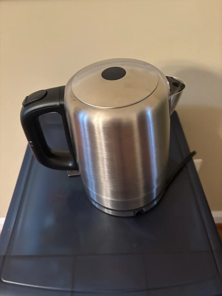 Amazon Basics Stainless Steel Electric Kettle 1 L - Image 4 of 4