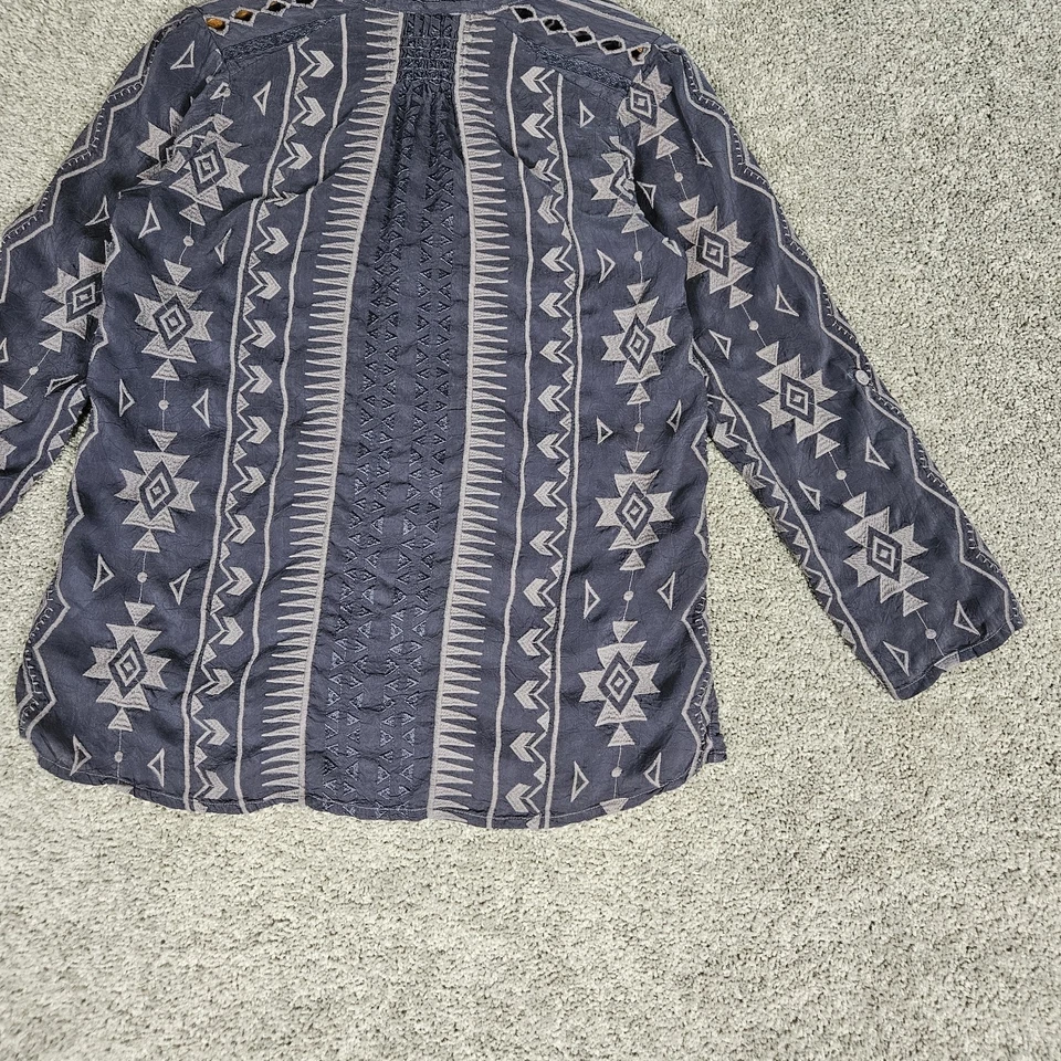 Camisa Johnny Was feminina pequena cinza com botões blusa bordada boho roll up - Imagem 3 de 4