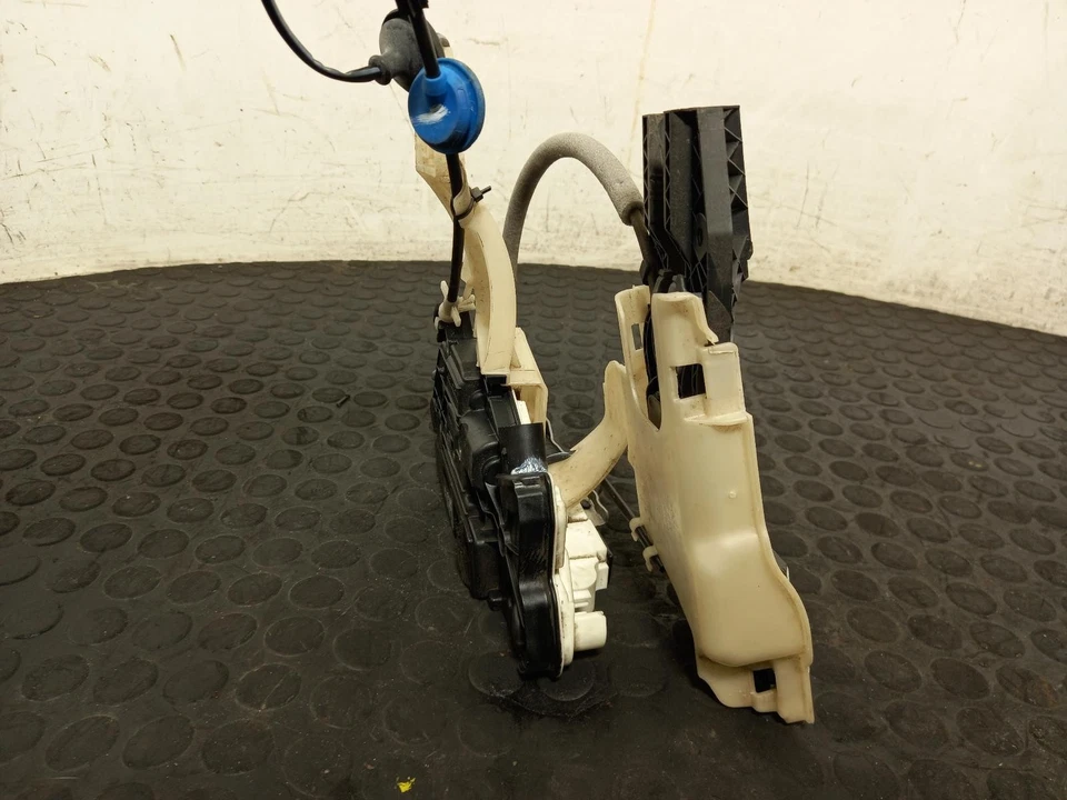 Mecanismo de bloqueo de puerta VOLKSWAGEN SCIROCCO 2008-2019 3 puertas cupé O/S delantero derecho  Foto 3 de 4