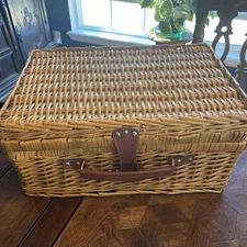 Wicker & Gingham Rattan Picnic Basket Case w Handles And Service For 4