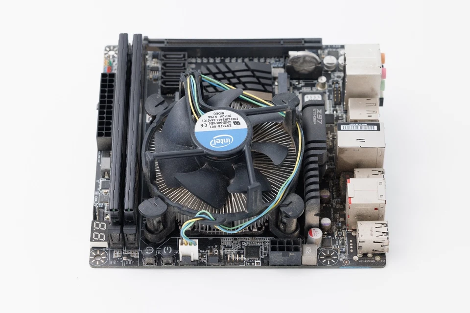 Placa madre evga z97 stinger - CPU Intel Core i7 Haswell - CPU CORSAIR 16 GB DDR3 RAM Foto 4 de 4