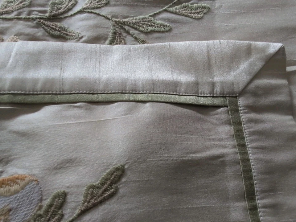 Fundas de almohada bordadas tamaño king Martha Stewart. Poliéster flor amarillo verde pálido Foto 3 de 4