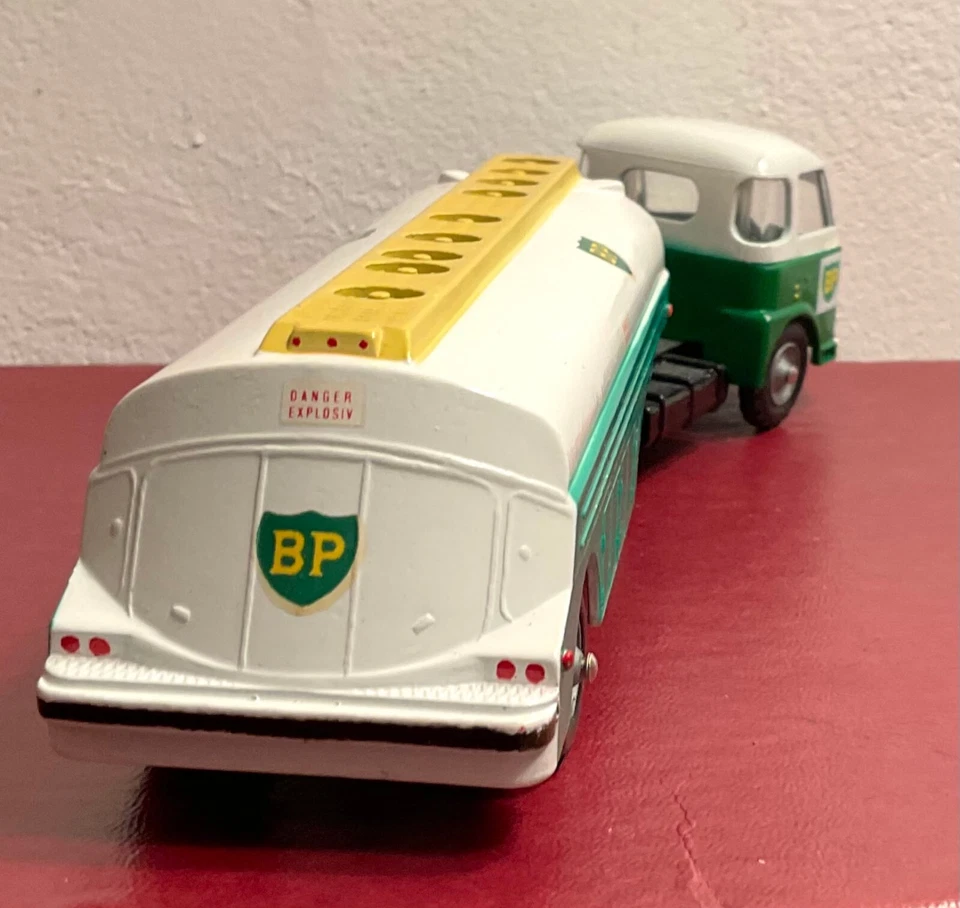 1964 CIJ France #4/71 SAVIEM BP British Petroleum Gasoline Tanker Citerne MINT - Image 3 of 4