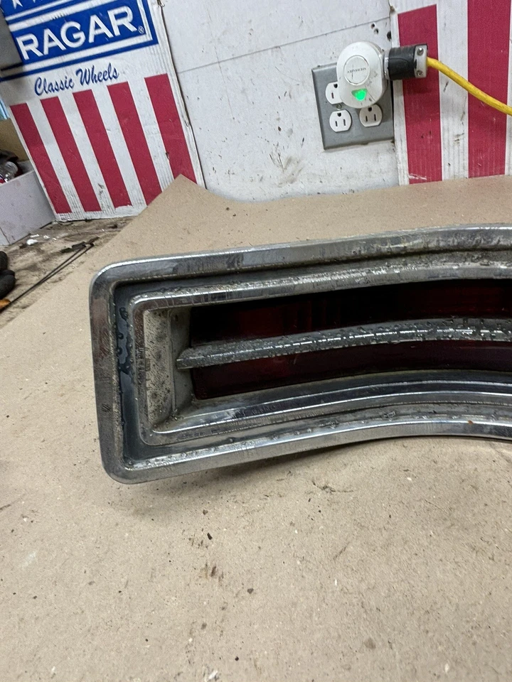 Usado 65 1965 Buick Skylark Gs lanterna traseira 5956561 formato áspero esquerdo fabricante de equipamento original - Imagem 2 de 4