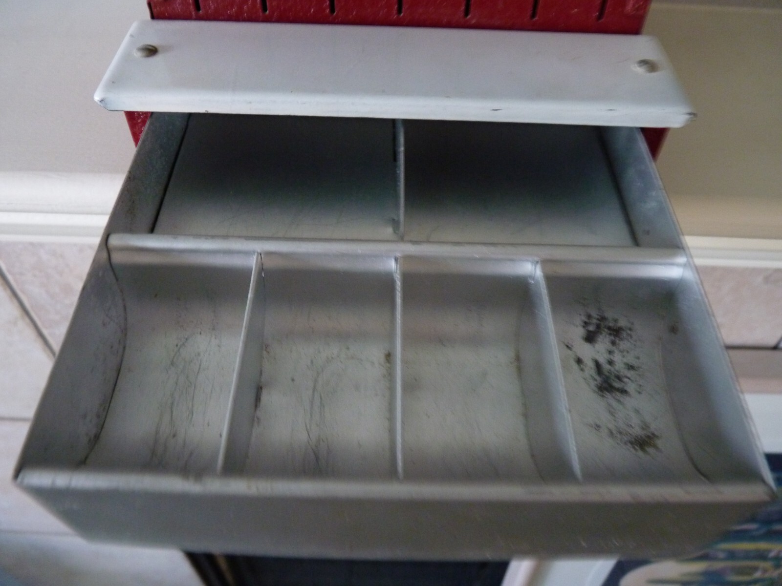 как выглядит Vintage TOM THUMB Red Metal Toy Cash Register Cinderella Mfg Co. фото