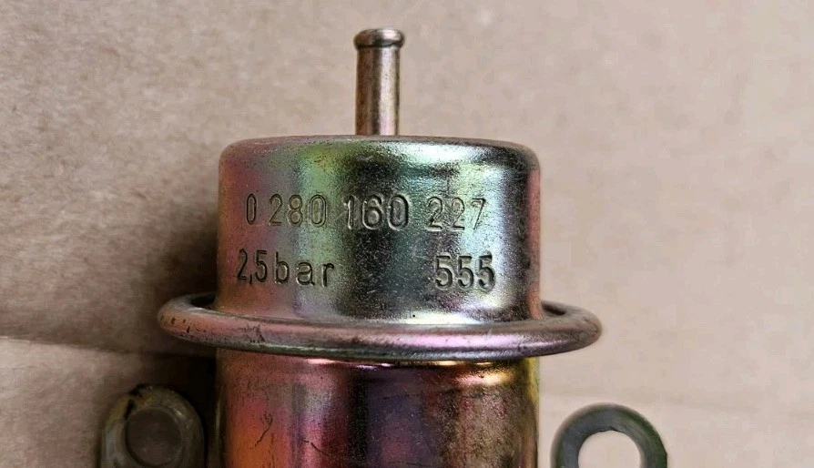 Porsche 944 924 1985 1987 2,5 regulador de presión de combustible Bosch 0280160227 2,5 bar Foto 2 de 4