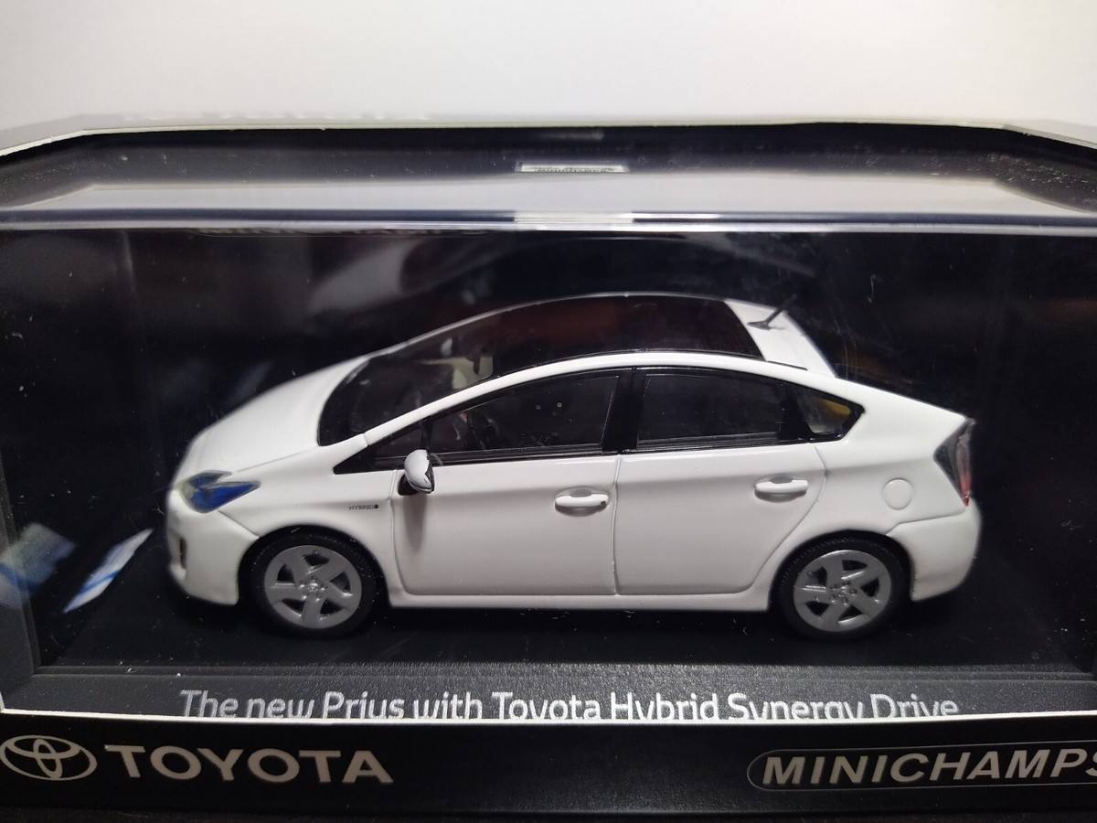 TOYOTA　新型PRIUS 1/30スケール 精密モデルホワイト 未開封 Amazon | 非売品 ミニカー ディーラー特注 1/30 新型 PRIUS