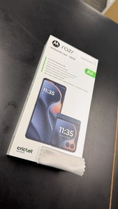 NEW Motorola Razr 2025 - 256 GB - Blue (Cricket Wireless Carrier Lock)NEW SEALED