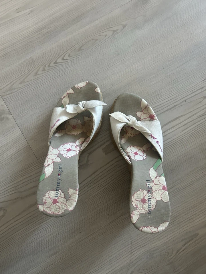 Sandalia de cuña floral Tommy Girl talla 6,5 Foto 4 de 4