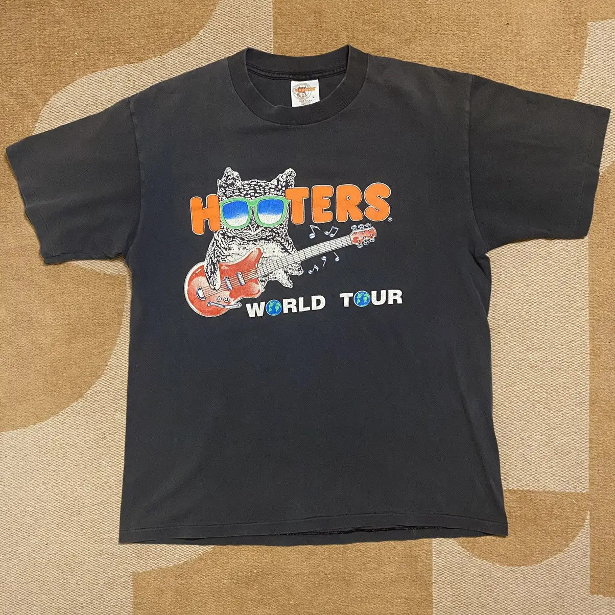Vintage 90s Hooters World Tour Band Tee FL0488 Retro Graphic Shirt